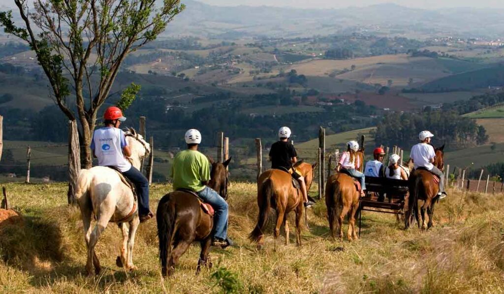 Cavalgada ecológica - grupo de cavaleiros seguem trilha em uma montanha