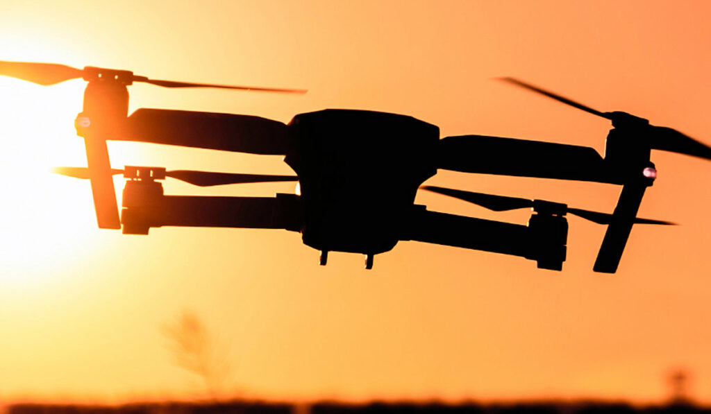 Drone em operação ao cair do sol