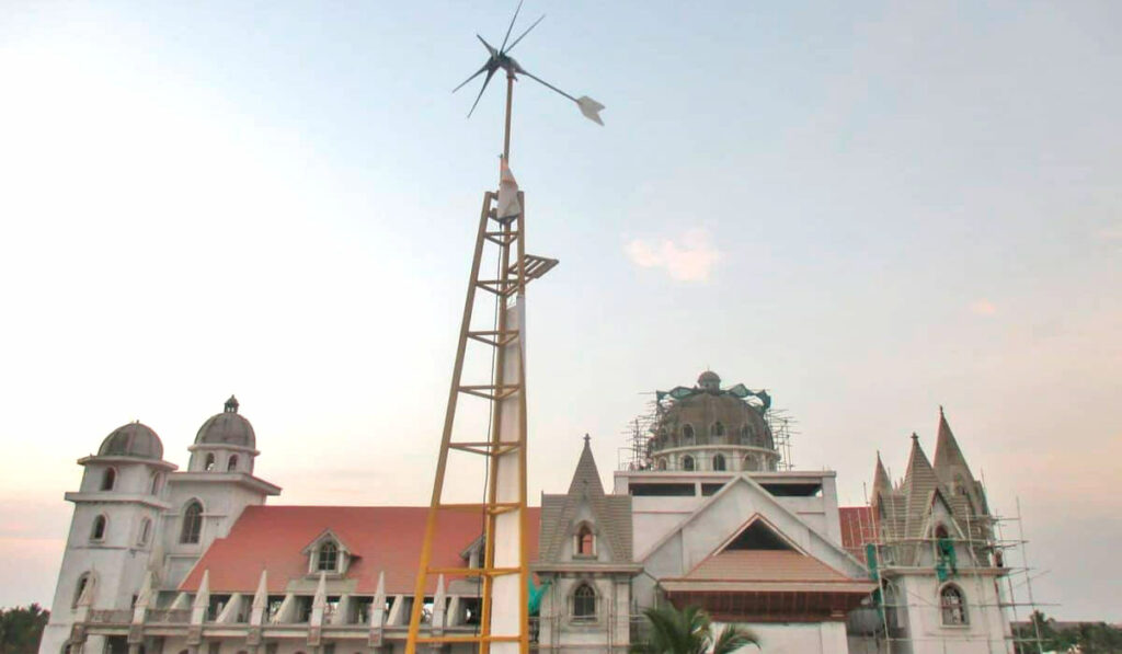 Gerador eólico compacto Avatar instalado numa igreja na cidade de Thiruvananthapuram, na Índia