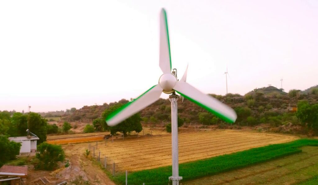 Gerador eólico compacto Avatar instalado em área rural na Índia