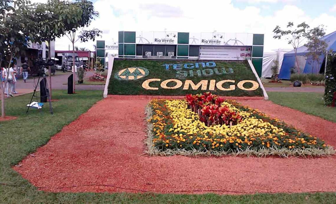 Canteiro de flores e logo da Tecnoshow Comigo na entrada da exposição