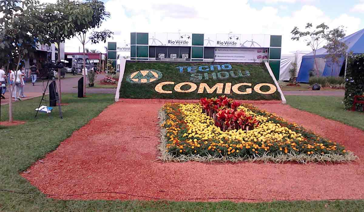 Canteiro de flores e logo da Tecnoshow Comigo na entrada da exposição