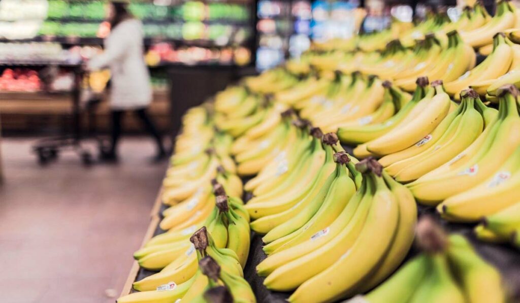 Bancada de supermercado com pencas de bananas