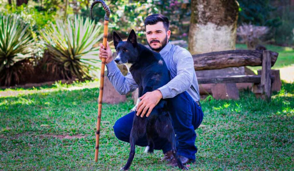 Adonis Colombo, o treinador, e Radar, o border collie mais caro do mundo