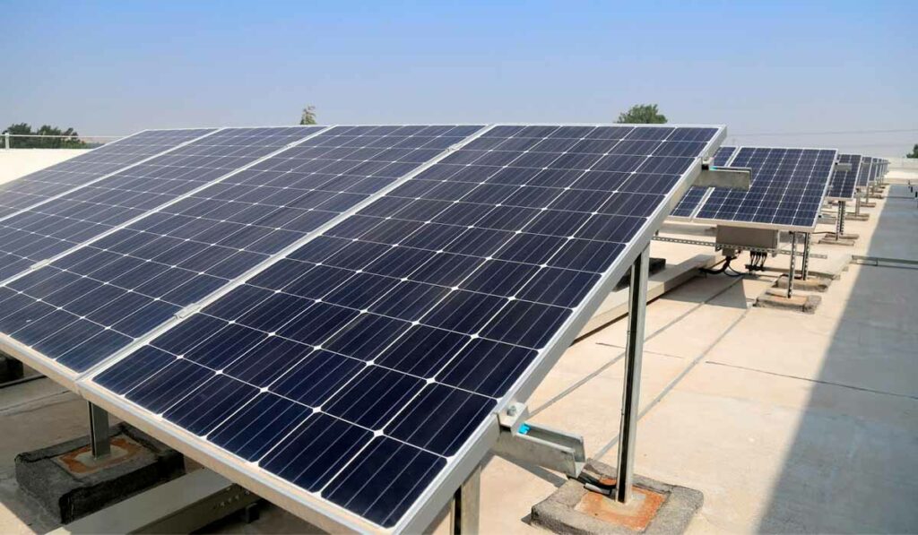 Painéis de energia solar fotovoltaica instaladas em laje de prédio