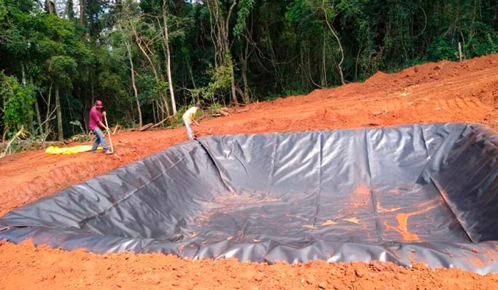 Esterqueira sendo construída com geomembrana por agricultores