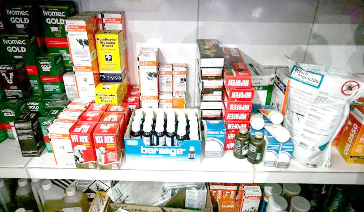 Farmácia na fazenda - prateleiras com medicamentos
