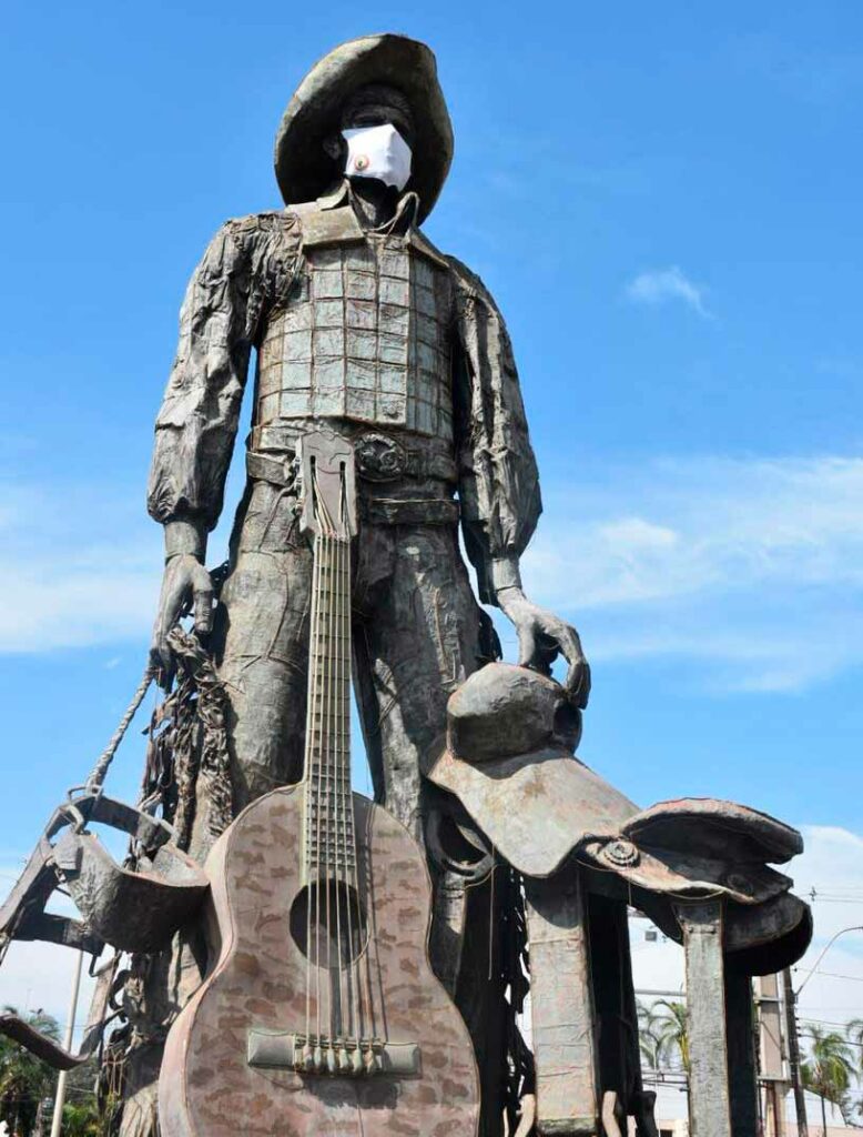 Monumento ao Peão - Estátua de 27 m de altura construída em homenagem ao Peão de Boiadeiro