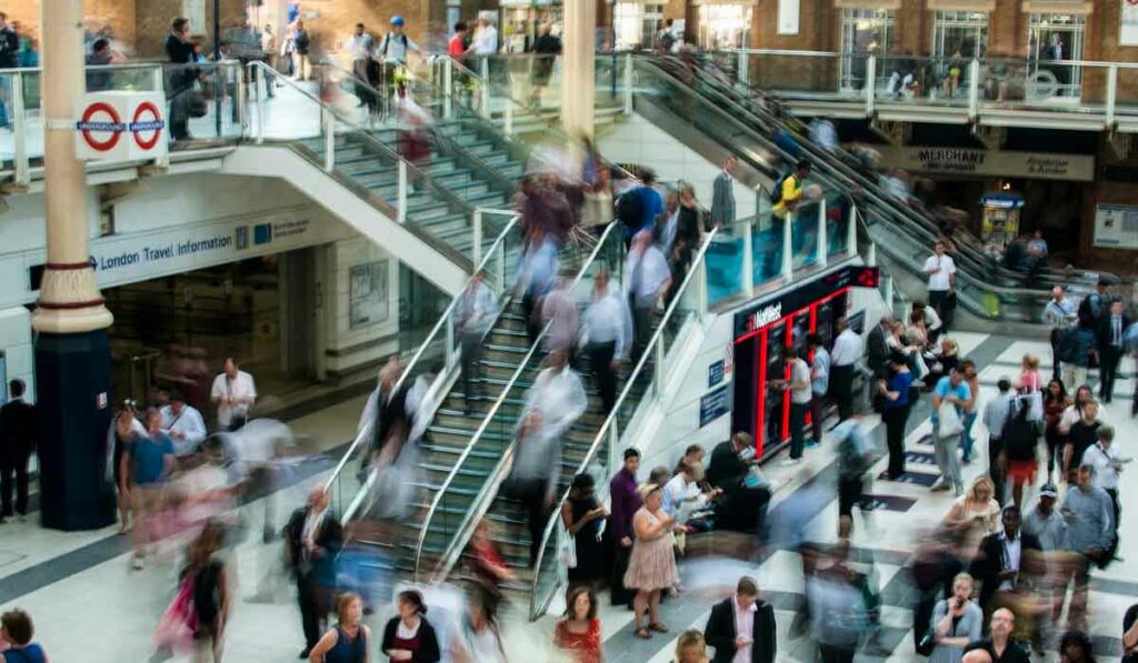 Movimento de pessoas no metro de Londres