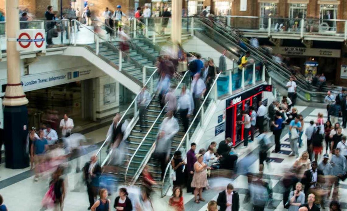 Movimento de pessoas no metro de Londres