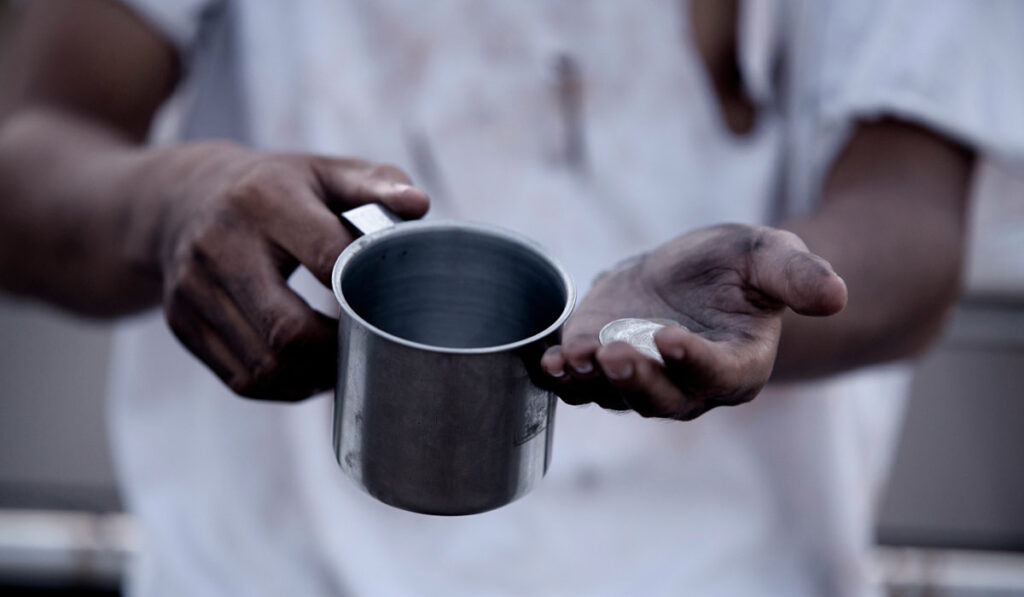 Miséria - Pedinte de esmola com uma caneca na mão para coleta de moedas