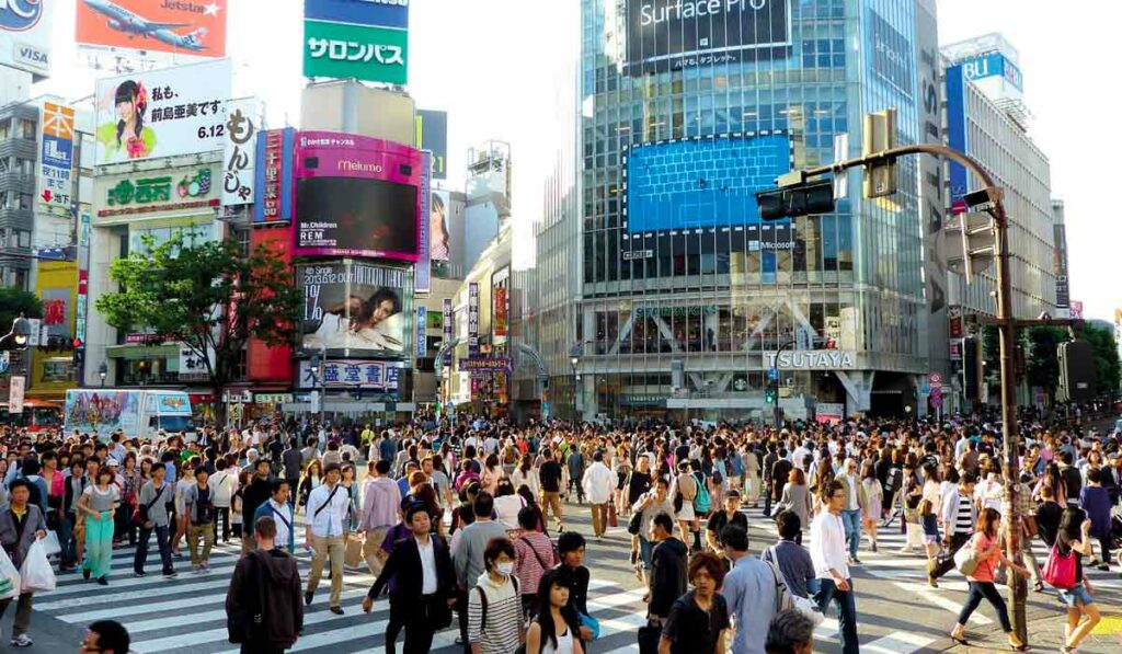 Movimento de pessoas nas ruas de Tókio, Japão