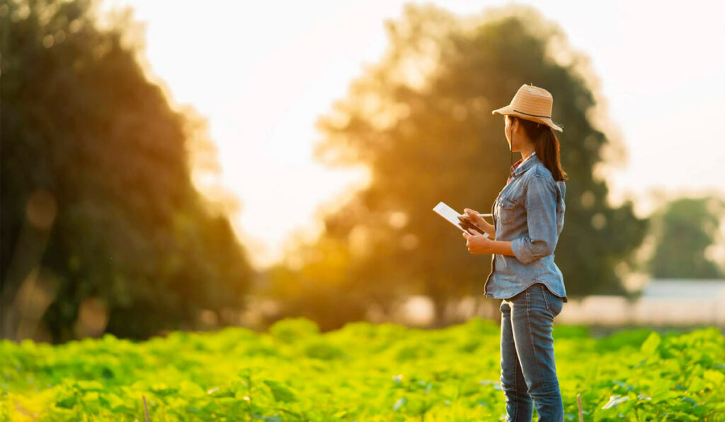 Agricultora com Ipad nas mãos acompanhando a gestão da propriedade