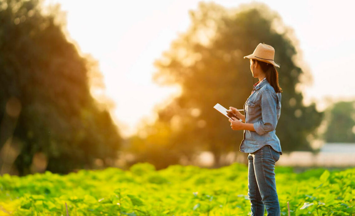 Agricultora com Ipad nas mãos acompanhando a gestão da propriedade