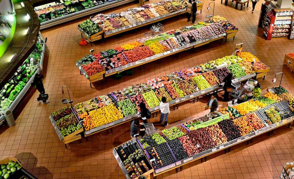 Visão superior de um salão de supermercado no setor de hortifruti