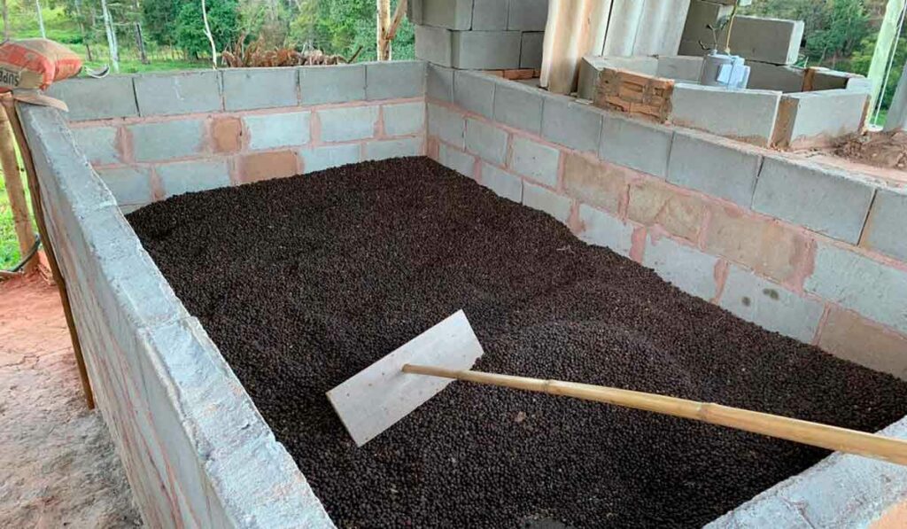 Secador de café estático de baixo custo criado pelo cafeicultor José Bento da Chácara São João do Quilombo, de Baependi/MG