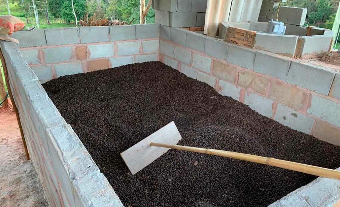 Secador de café estático de baixo custo criado pelo cafeicultor José Bento da Chácara São João do Quilombo, de Baependi/MG