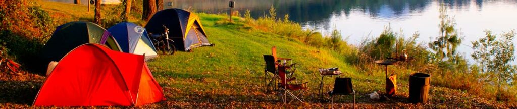 Barracas de camping à beira de um lago