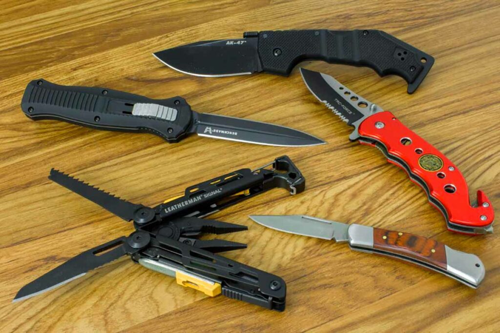 Os tipos de canivetes sobre a mesa
