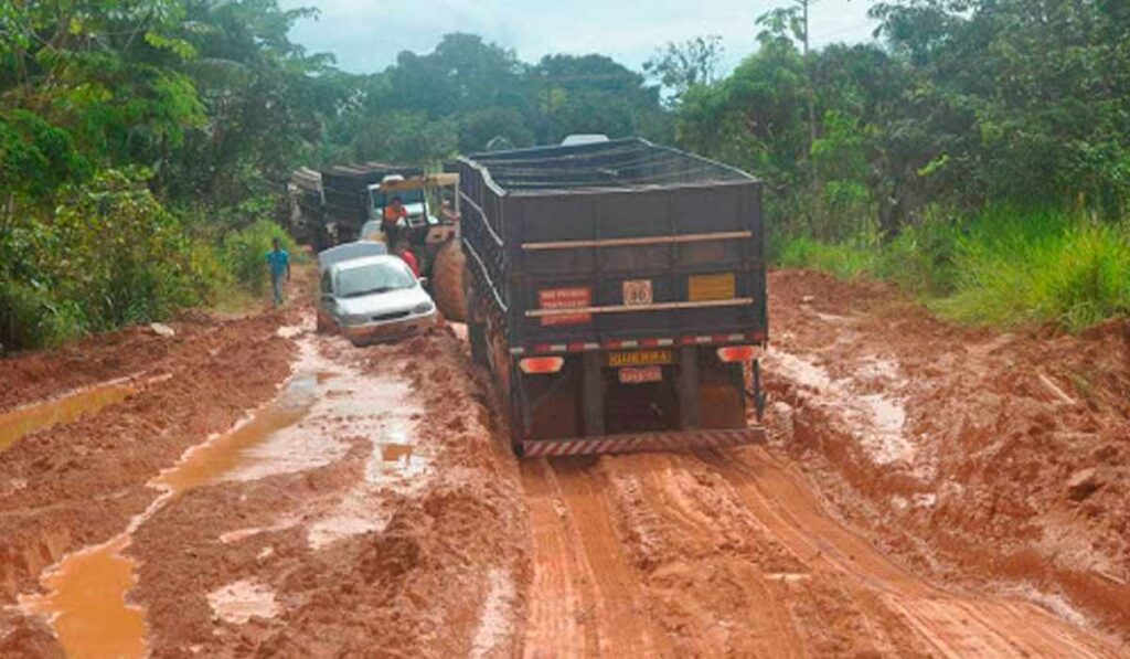 Estrada em péssimas condições de transitar para escoamento da produção