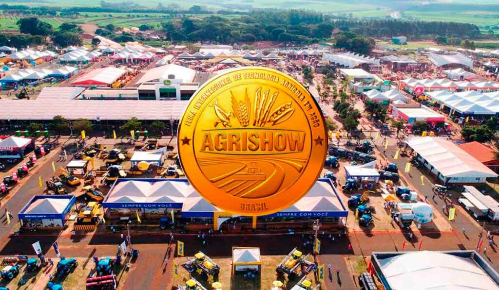 Visão aérea da Agrishow ao fundo com medalha dourada do evento em primeiro plano