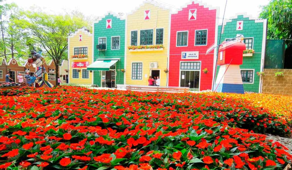 Expoflora - Holambra/SP - cidade cenográfica holandesa com casas coloridas e canteiro de flores vermelhas em primeiro plano