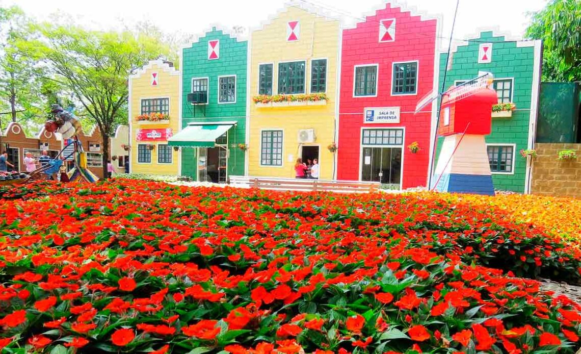 Expoflora - Holambra/SP - cidade cenográfica holandesa com casas coloridas e canteiro de flores vermelhas em primeiro plano