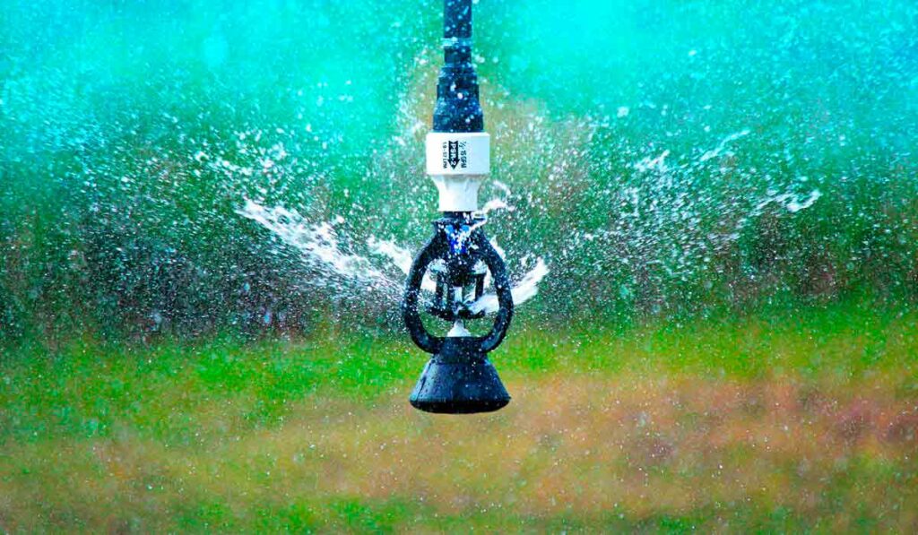 Aspersor de sistema de irrigação por pivot jorrando água