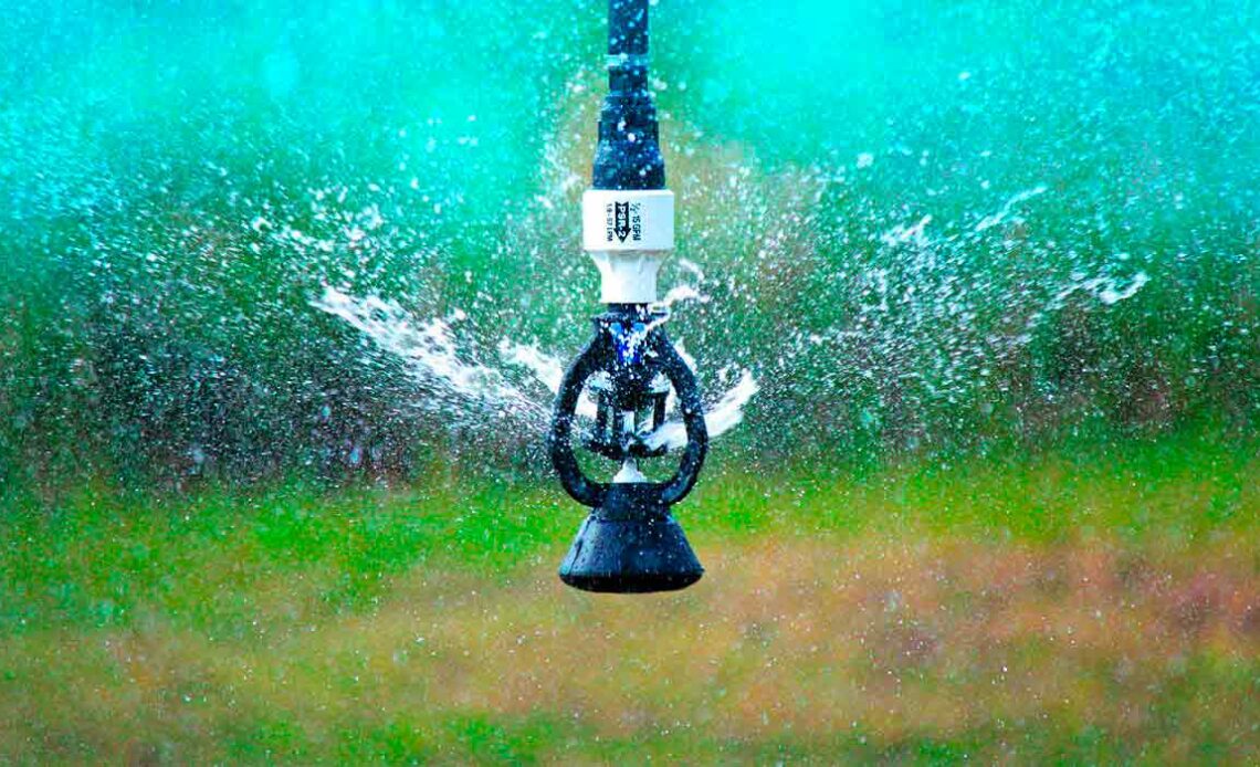 Aspersor de sistema de irrigação por pivot jorrando água