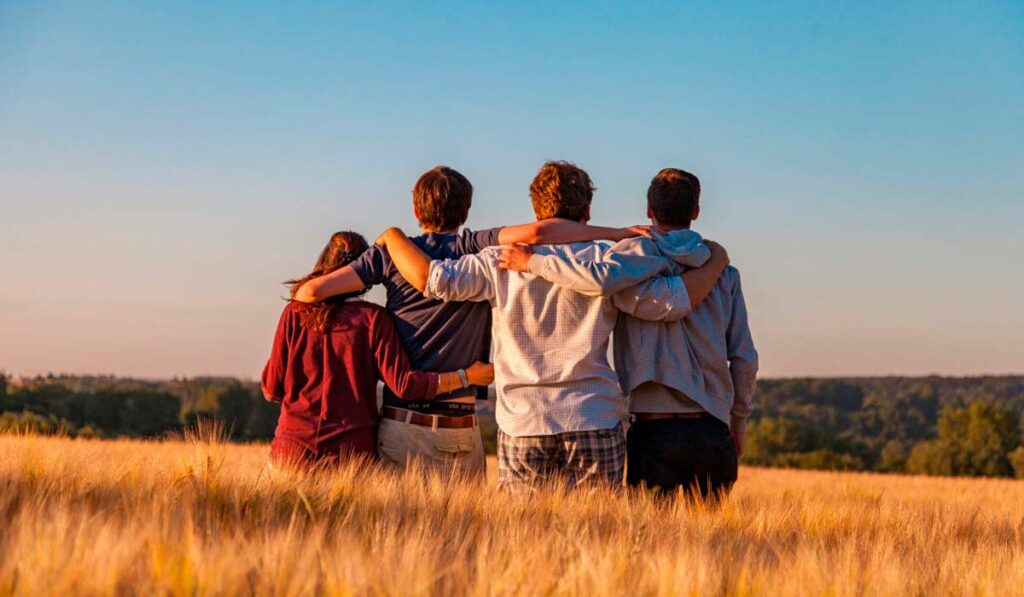 Jovens abraçados no campo