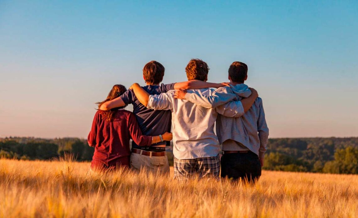 Jovens abraçados no campo