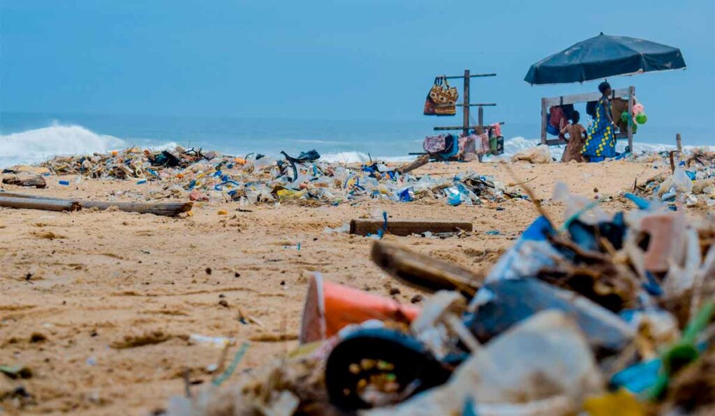 Praia repleta de lixo plástico