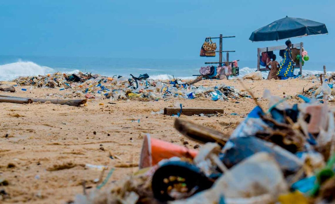 Praia repleta de lixo plástico