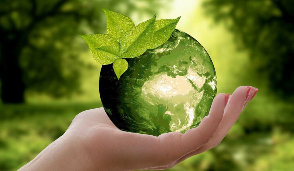Mão segurando o planeta Terra verde