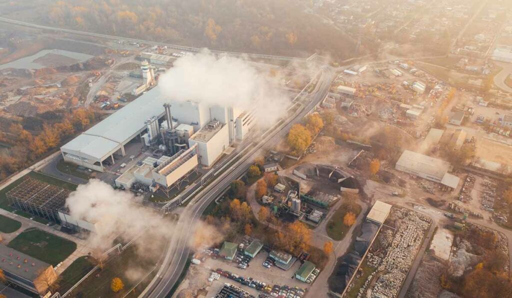 Área industrial com poluição atmosférica