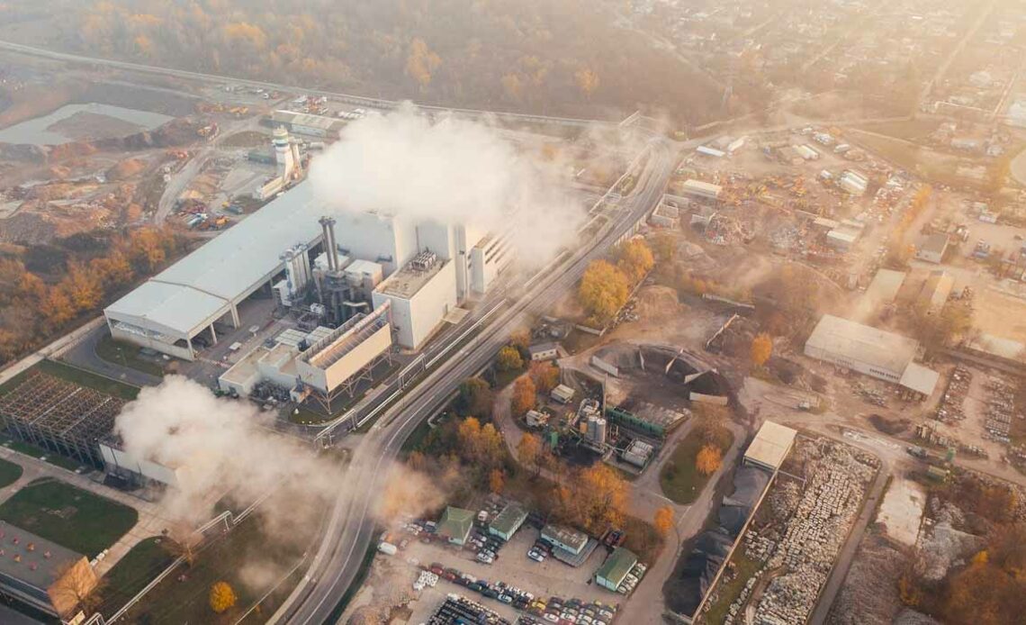 Área industrial com poluição atmosférica
