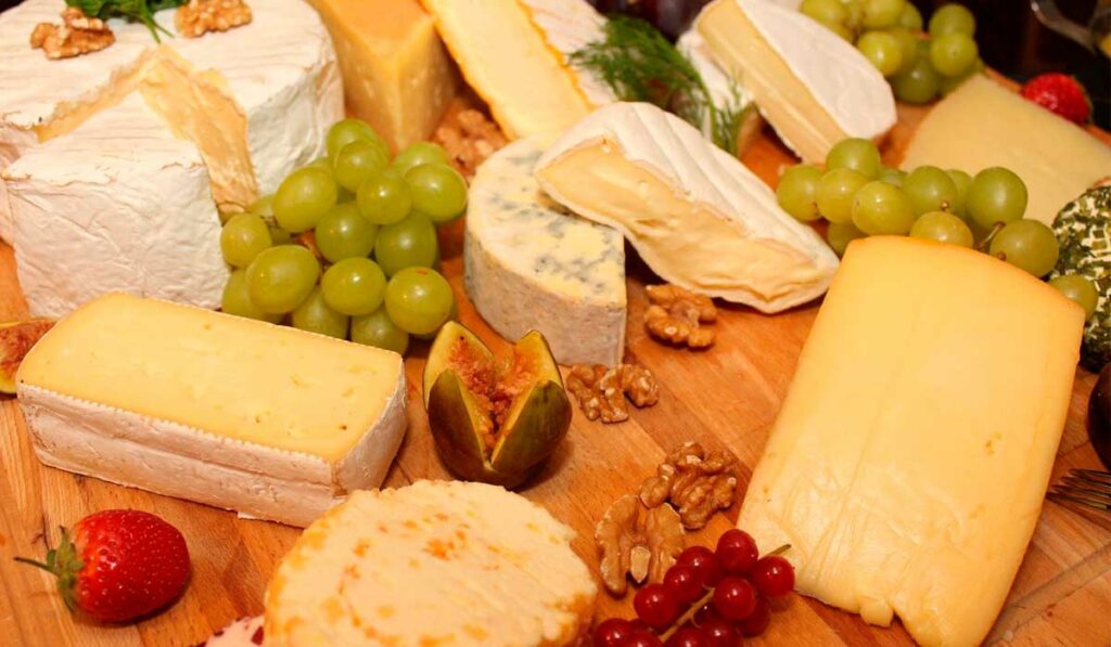 Mesa com vários tipos de queijos
