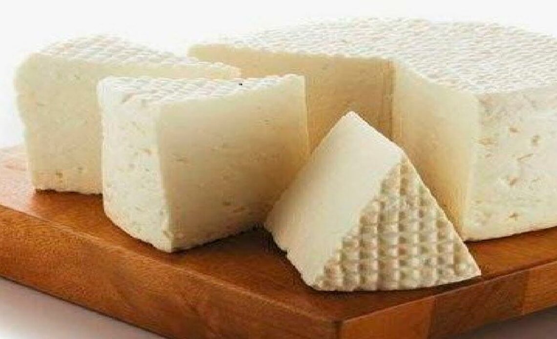 Queijo Minas Frescal sobre uma tábua de madeira