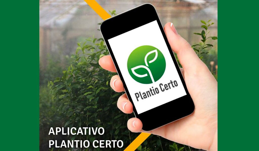 Smartphone com aplicativo Zarc Plantio Certo dentro de uma estufa de horticultura