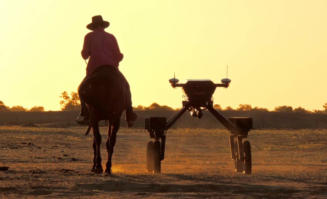 Fazendeiro a cavalo acompanhado por um robot agrícola