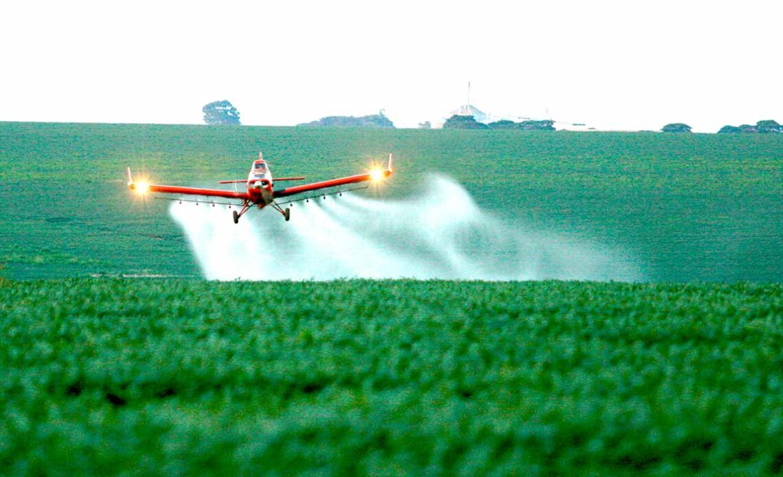 Aviação agrícola em operação de pulverização na lavoura