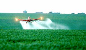 Aviação agrícola em operação de pulverização na lavoura