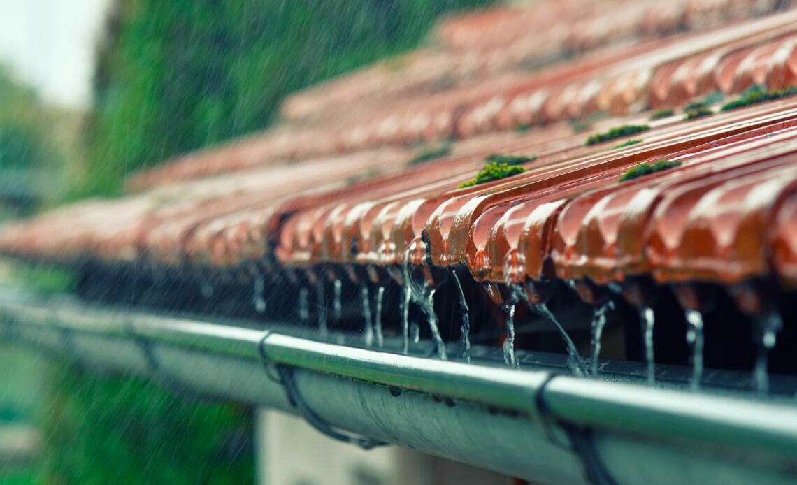 Captação de água da chuva através de calhas no telhado