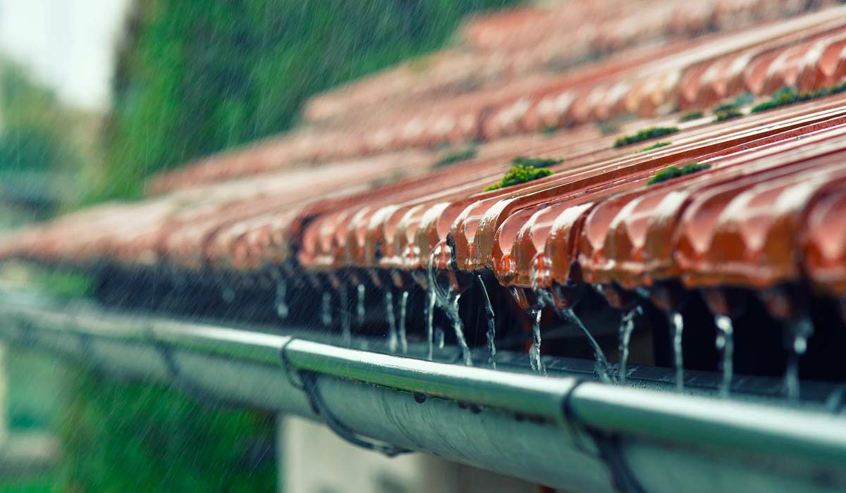 Captação de água da chuva através de calhas no telhado