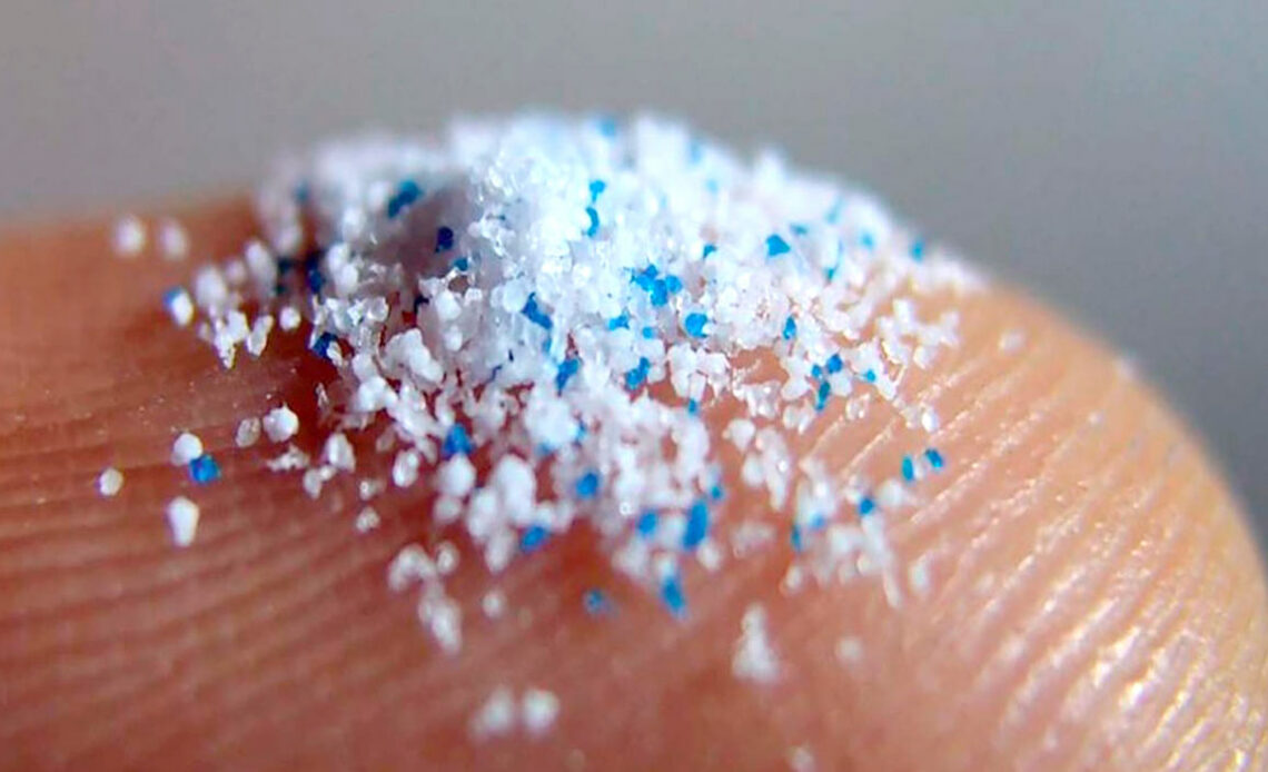 Partículas de microplástico na ponta do dedo