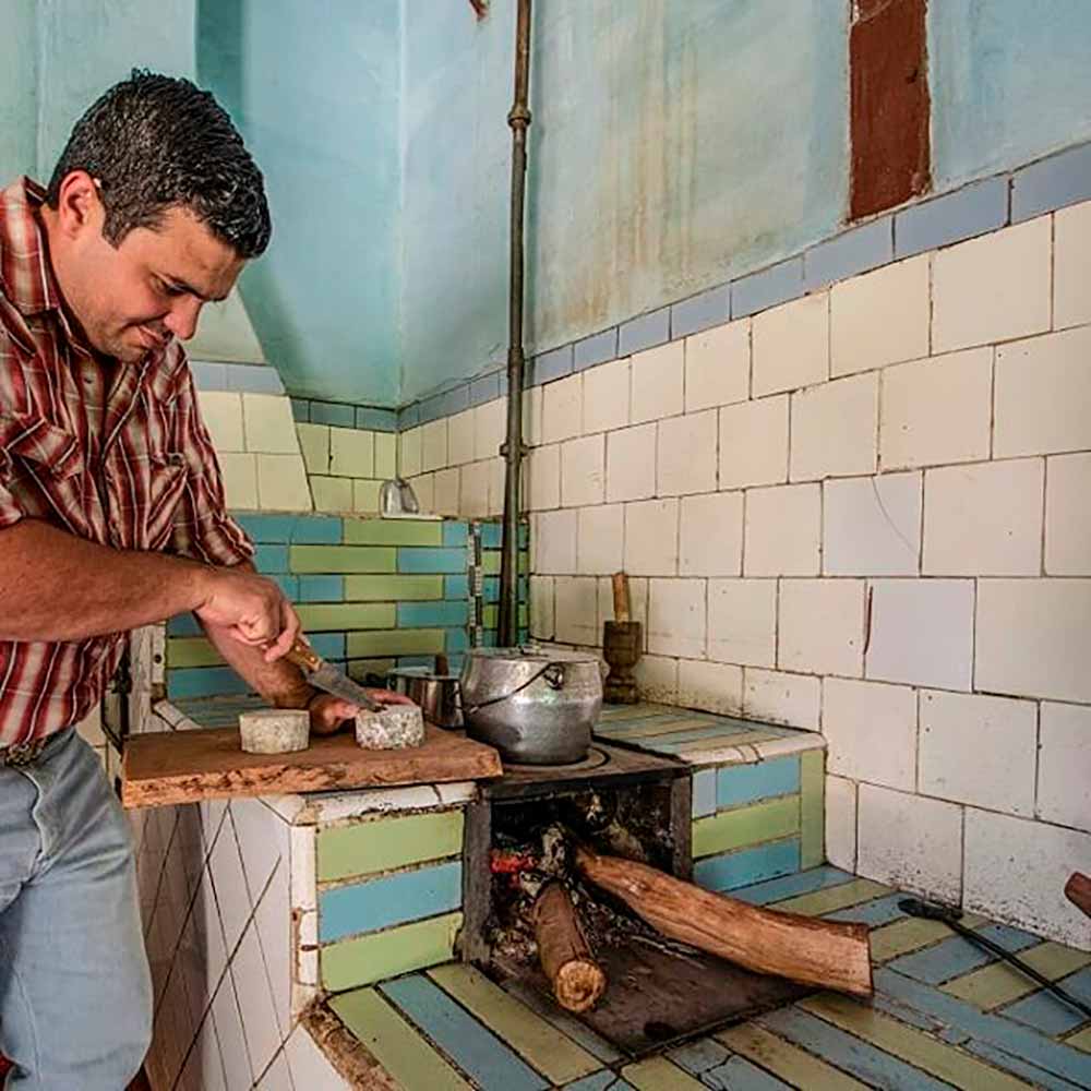 Joãozinho Laura no fogão a lenha da fazenda