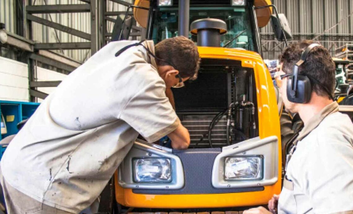 Mecânicos fazendo a manutenção de um trator