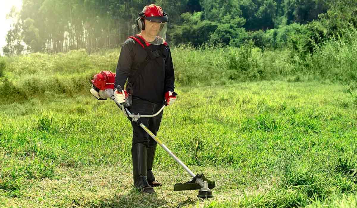 Operador de roçadeira devidamente equipado