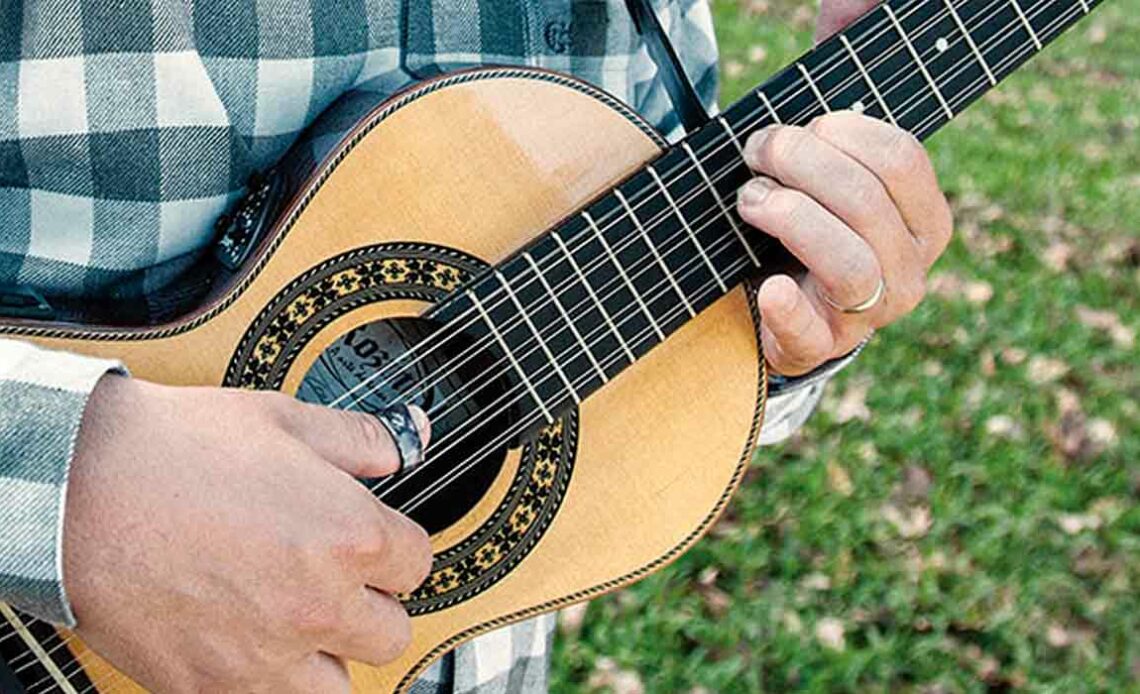 Violeiro tocando sua viola caipira