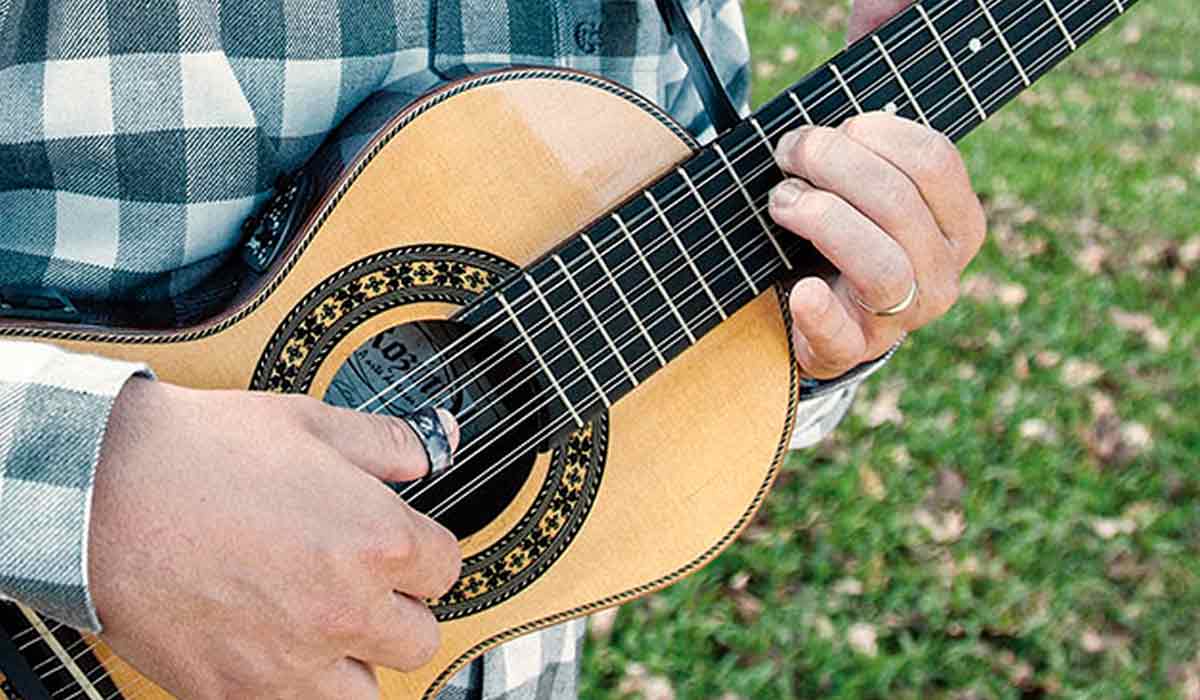 Violeiro tocando sua viola caipira